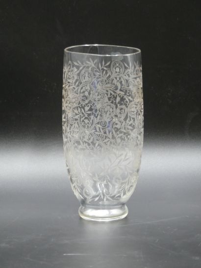 BACCARAT modèle Michel-Ange . BACCARAT modèle Michel-Ange . Vase en cristal à décor...