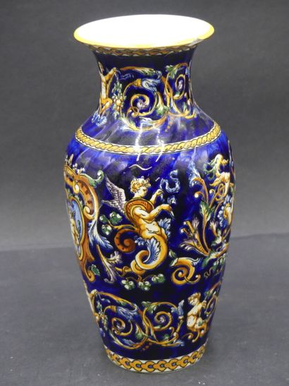 GIEN. Vase potiche GIEN. Vase potiche en faïence à décor Renaissance. Hauteur : 26...
