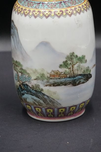 CHINE. Paire de vases CHINE. Paire de vases en porcelaine polychrome à décor de paysage...