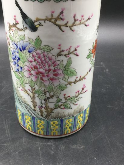 CHINE. Vase cylindrique en porcelaine CHINE, XXème siècle

Vase cylindrique en porcelaine...