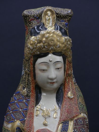 null JAPON Satsuma. Statuette de femme en porcelaine polychrome. Hauteur : 46 cm