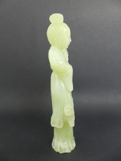A EXPERTISER CHINE. Statuette de femme en jadéite. 

Hauteur : 16cm

Manque au niveau...