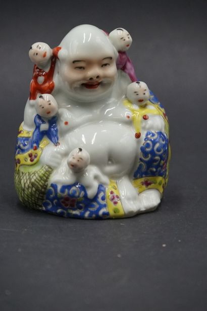 CHINE. Bouddha rieur aux enfants CHINE. Bouddha rieur aux enfants en porcelaine polychrome....