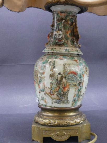 CHINE - CANTON. CHINE - Canton. Vase balustre monté en lampe en porcelaine polychrome...