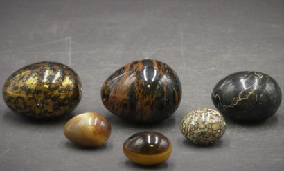 Réunion de 6 oeufs Réunion de 6 oeufs en oeil du tigre (H: 4cm), obsidienne (H: 7cm),...