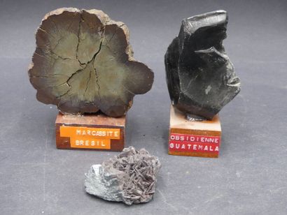 Réunion de minéraux Réunion de minéraux de diverses tailles et provenances dont Cristaux...