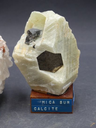 Réunion de deux minéraux Réunion de deux minéraux, uneAragonite Mexique sur socle...