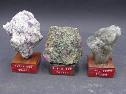 Réunion de minéraux Réunion de minéraux de diverses tailles et provenances dont Rubis...