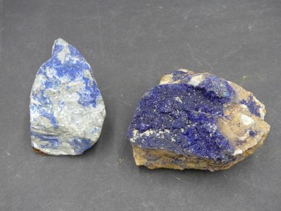 Réunion de minéraux Réunion de minéraux de diverses tailles et provenances dont Azurite,...