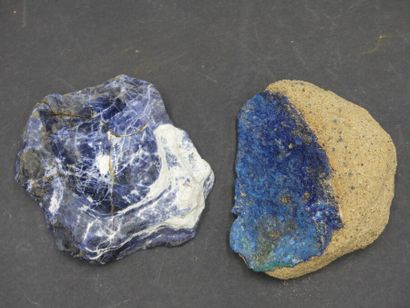 Réunion de minéraux Réunion de minéraux de diverses tailles et provenances dont Azurite,...