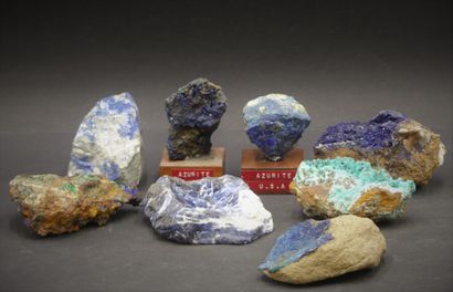 Réunion de minéraux Réunion de minéraux de diverses tailles et provenances dont Azurite,...