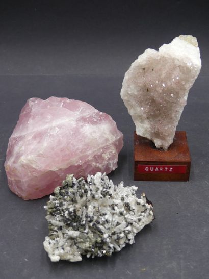 Réunion de minéraux Réunion de minéraux de diverses tailles et provenances dont Quartz...