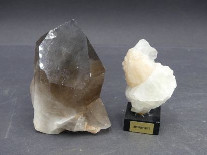 Réunion de minéraux Réunion de minéraux de diverses tailles et provenances dont Cristal...