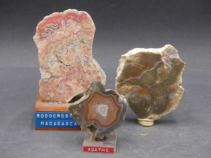 Réunion de minéraux Réunion de minéraux de diverses tailles et provenances dont Rodocrosite,...