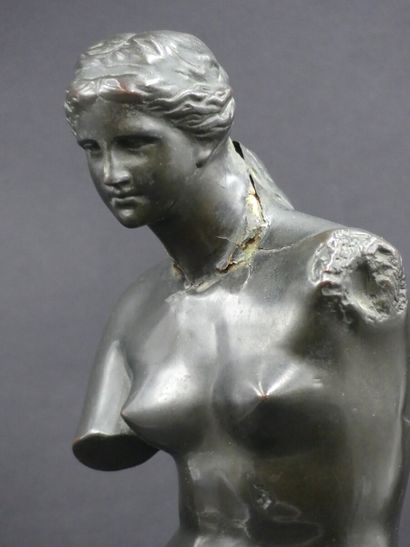 La Vénus de Milo. La Vénus de Milo. Bronze repoussé patiné d'après l'Antique. Hauteur...