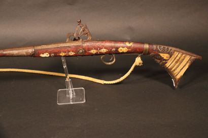 Fusil oriental dit Mukala, bois décoré de...