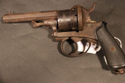 null Lot de revolvers.A broche de type LEFAUCHEUX. Calibre 8 mm. Carcasse gravée....