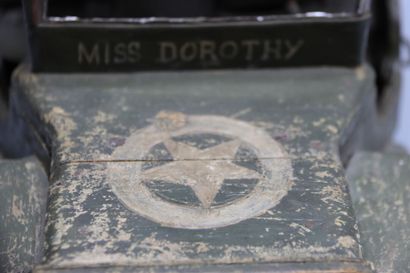 null Jouet maquette en bois JEEP." Miss Dorothy" et "USA.39". Hauteur : 18.5 cm....