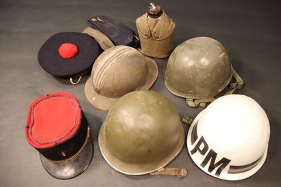 null Lot de casques comprenant : trois casques Français d'après guerre, un képi de...