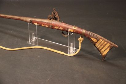null Fusil oriental dit Mukala, bois décoré de motifs en fer découpé et de plaquettes...