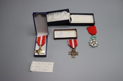 null Lot de décorations. Chevalier de la légion d'honneur. Epoque Vème République....