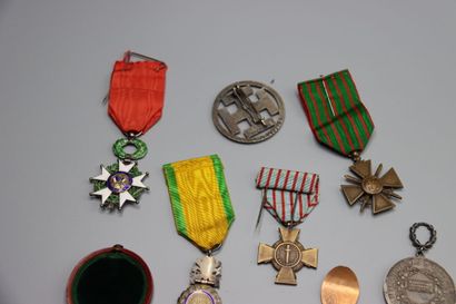 null Lot de médailles et décorations, légions d'honneur, médailles militaires et...