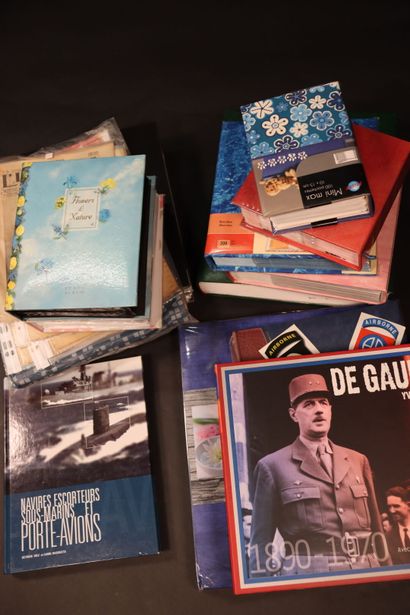 null Lot d'albums de photos diverses et ouvrage sur De Gaulle.





Expert : Pierre-Axel...
