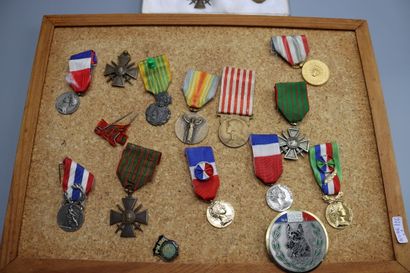  Lot de médailles et décorations diverses (22). 
 
Expert : Pierre-Axel LOUOT