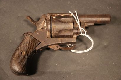 null Lot de revolvers.A broche de type LEFAUCHEUX. Calibre 8 mm. Carcasse gravée....