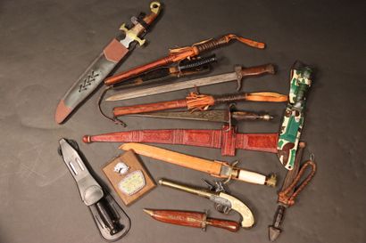 Fort lot de poignards et couteaux (13 pièces)....