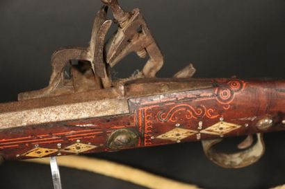 null Fusil oriental dit Mukala, bois décoré de motifs en fer découpé et de plaquettes...