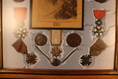 Panneau de médailles Panneau de médailles civiles et militaires à Robert MUNIER comprenant...