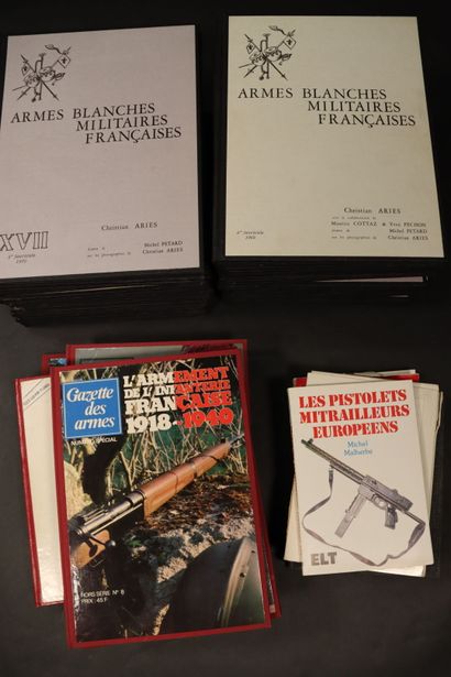  Lot de livres, revues et magazines sur les armes et l'histoire. ARIES 
 
Expert:...