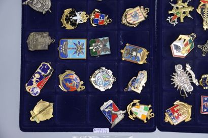 null Lot d'insignes régimentaires divers dont Légion (48 pièces).







Expert :...