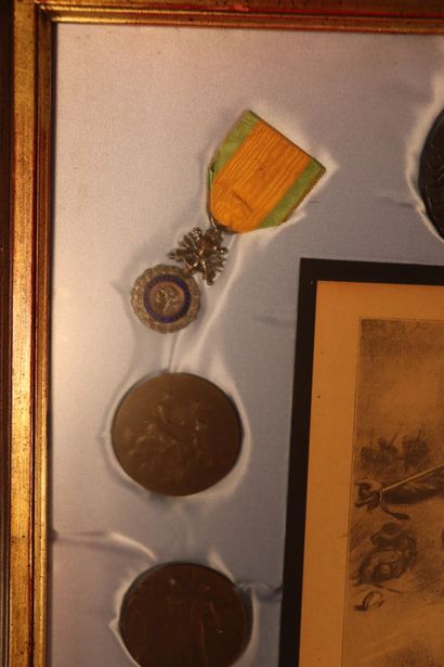 Panneau de médailles Panneau de médailles civiles et militaires à Robert MUNIER comprenant...