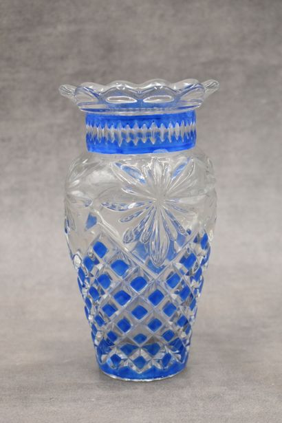 Vase en verre taillé Dans le goût de BACCARAT. Vase en verre taillé. Hauteur : 18...