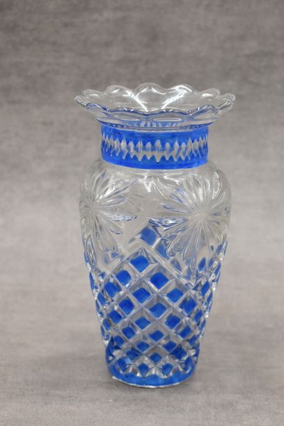 Vase en verre taillé Dans le goût de BACCARAT. Vase en verre taillé. Hauteur : 18...