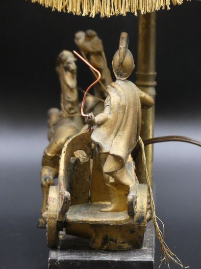 PAIRE DE LAMPES Paire de lampes au décor de chevaux à l'antique, en fer patiné façon...