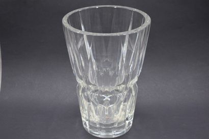 SAINT LOUIS, Vase SAINT LOUIS. Vase en cristal taillé. Hauteur : 30 cm.
