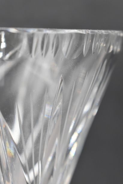 Vase en cristal Dans le goût de Saint Louis. Vase en cristal. Hauteur : 30,5 cm