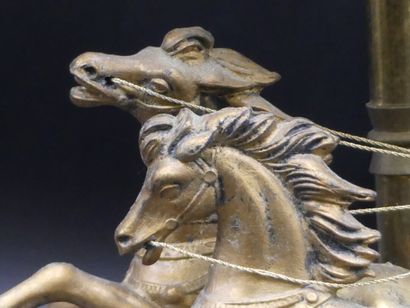PAIRE DE LAMPES Paire de lampes au décor de chevaux à l'antique, en fer patiné façon...