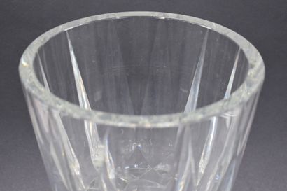 SAINT LOUIS, Vase SAINT LOUIS. Vase en cristal taillé. Hauteur : 30 cm.