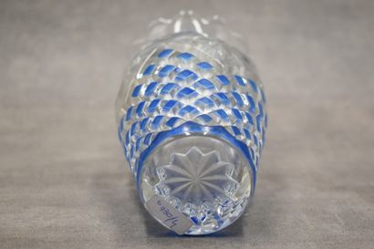 Vase en verre taillé Dans le goût de BACCARAT. Vase en verre taillé. Hauteur : 18...
