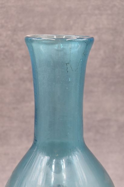 Dans le goût de PANTIN. Dans le goût de PANTIN. Vase bouteille en verre bleu émaillé....