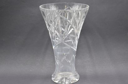 Vase en cristal Dans le goût de Saint Louis. Vase en cristal. Hauteur : 30,5 cm