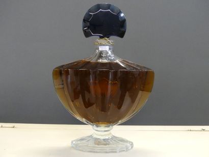 Guerlain GUERLAIN. Flacon de parfum factice "Shalimar", en verre moulé transparent...
