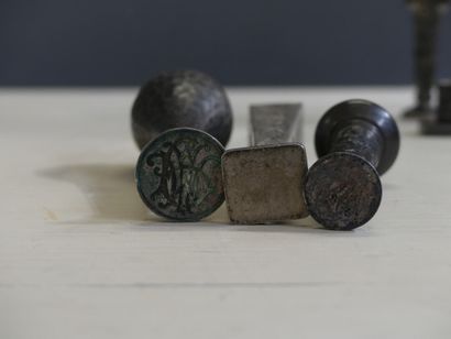 Réunion de huit sceaux Réunion de huit sceaux en métal et argent? à décor martelé,...