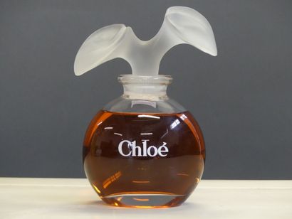 CHLOE CHLOE. Flacon de parfum factice en verre et bouchon verre opaque. H: 20cm....