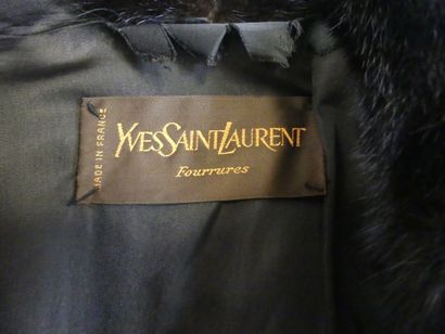 YVES SAINT LAURENT (attribué à) Manteau de vison brun foncé. YVES SAINT LAURENT (attribué...