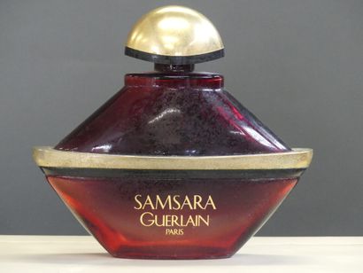 Guerlain GUERLAIN. Samsara, flacon de parfum factice, verre et plastique. H: 27.5cm....